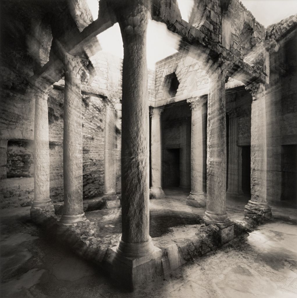 Mimmo Jodice, Peristilio romano, Bulla Regia Tunisia 1993 - © Mimmo Jodice Studio Mimmo Jodice, Peristilio romano, Bulla Regia Tunisia 1993 - © Mimmo Jodice Studio